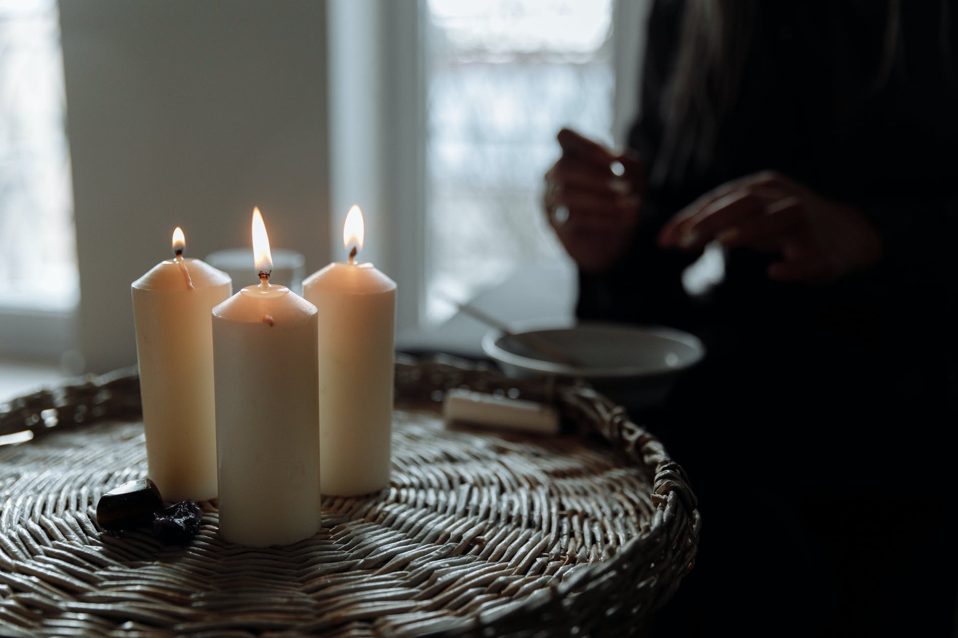 Meditaatioharjoitttelun voi aloittaa myös yksinkertaisesti -  esimerkiksi istumalla hiljaa itsekseen ja kohdistamalla katseen kynttilän liekkiin. 